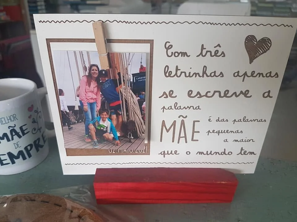 Moldura com espaço para fotografia e elementos personalizados para guardar uma memória.