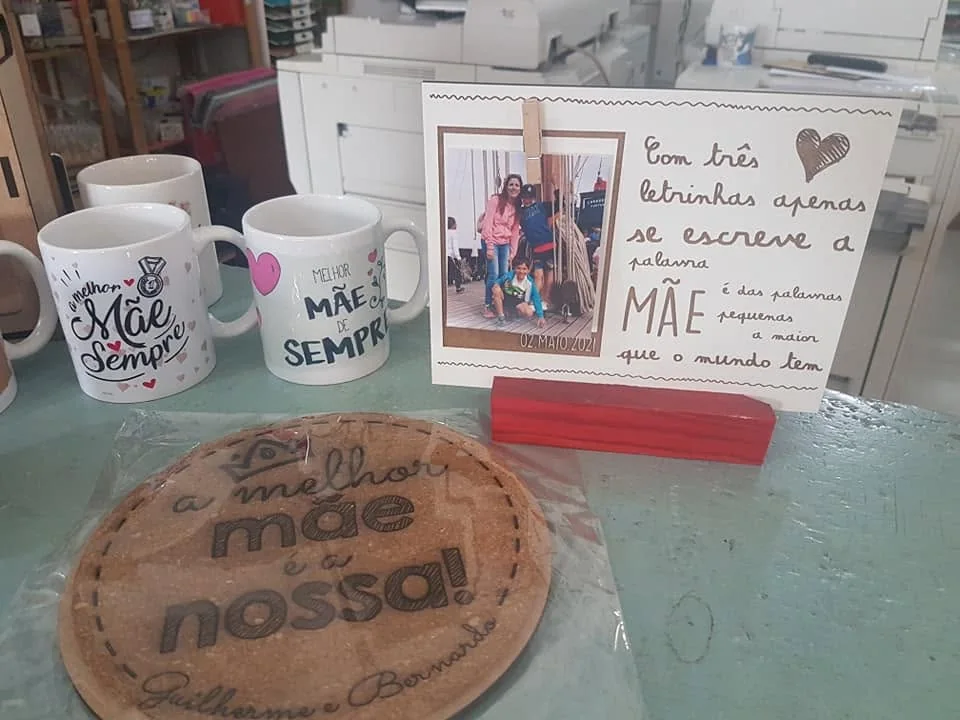 Moldura com espaço para fotografia e elementos personalizados para guardar uma memória.
