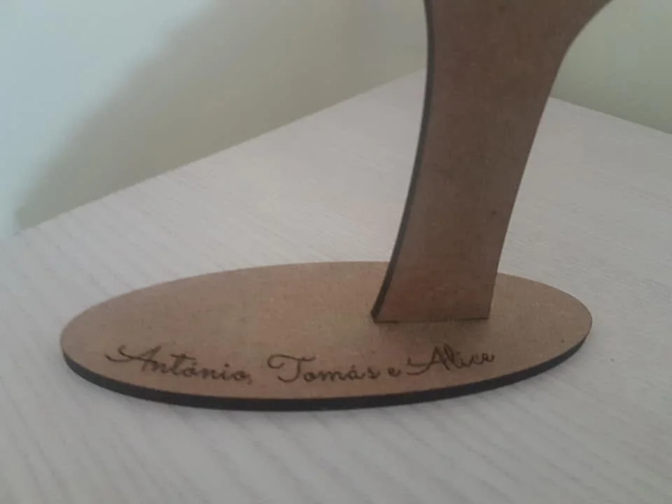 Suporte com ramificações para organizar e expor acessórios e bijuteria.