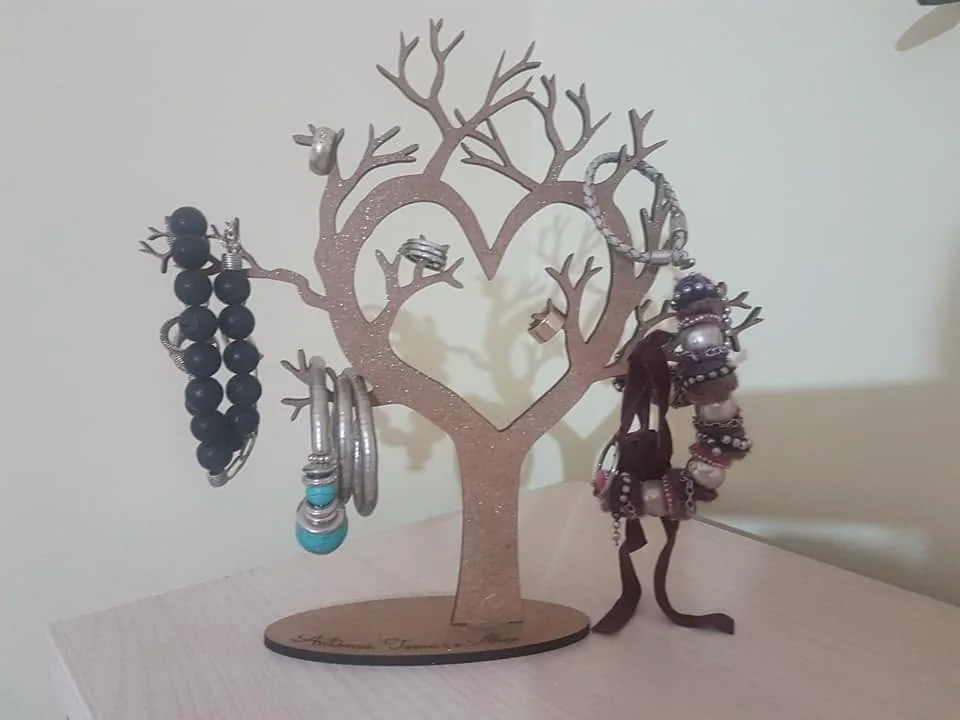 Suporte com ramificações para organizar e expor acessórios e bijuteria.