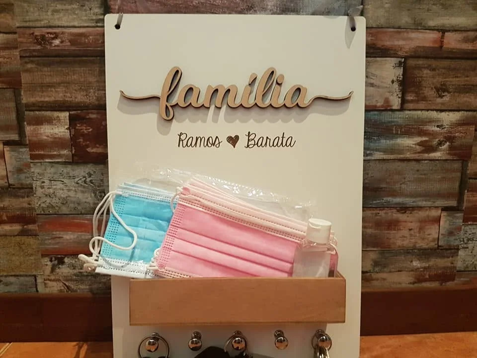 Suporte de parede com ganchos e elementos personalizados para organizar chaves.
