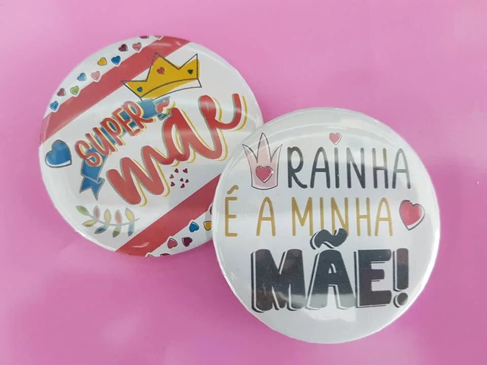 Peças redondas com mensagens ou ilustrações personalizadas.