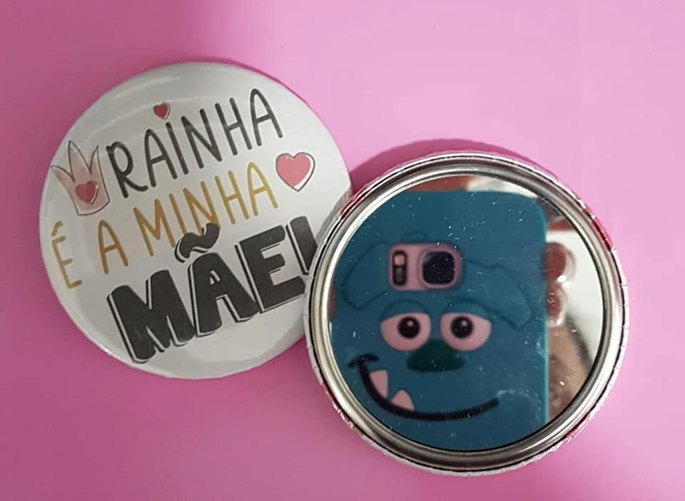 Peças redondas com mensagens ou ilustrações personalizadas.