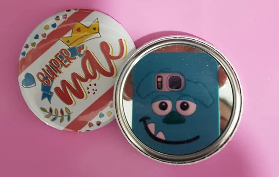Peças redondas com mensagens ou ilustrações personalizadas.