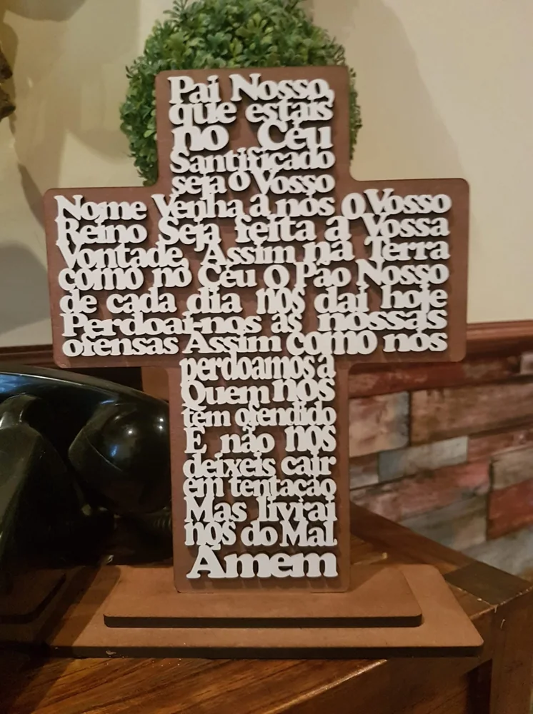 Peça decorativa com símbolos religiosos e elementos personalizados.