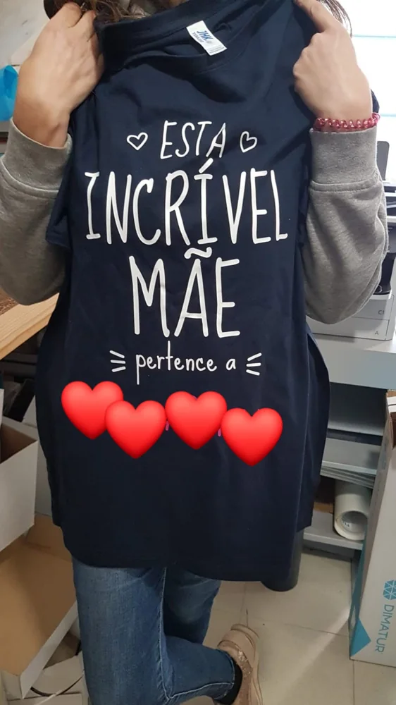 Peças de vestuário com nomes, imagens ou mensagens personalizadas.