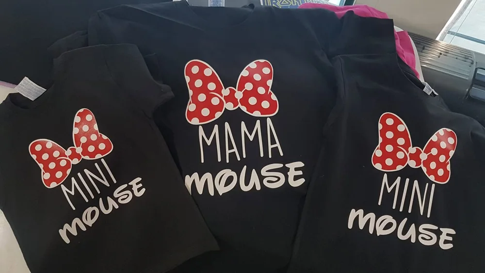 Peças de vestuário com nomes, imagens ou mensagens personalizadas.