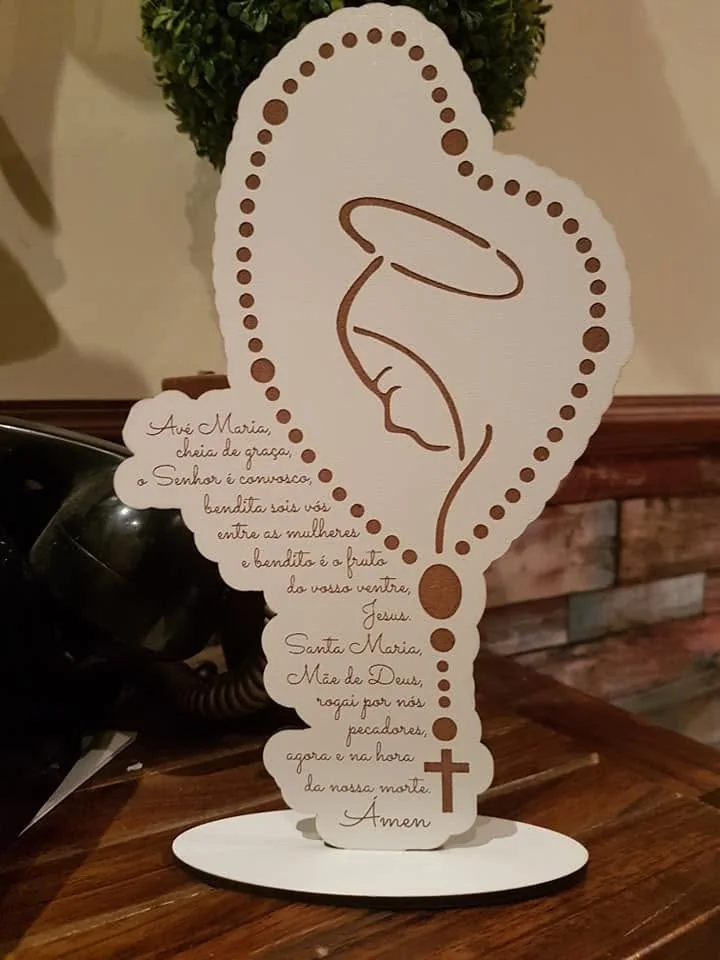 Peça decorativa com símbolos religiosos e elementos personalizados.