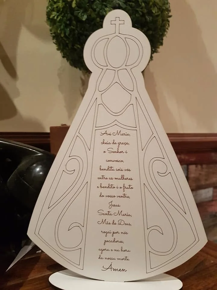 Peça decorativa com símbolos religiosos e elementos personalizados.