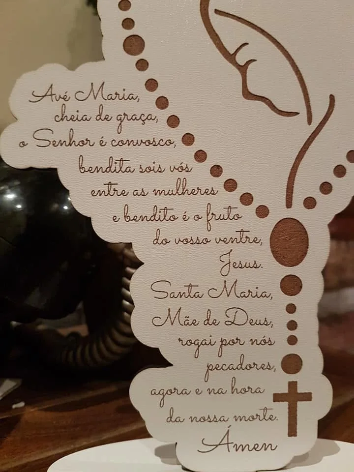 Peça decorativa com símbolos religiosos e elementos personalizados.