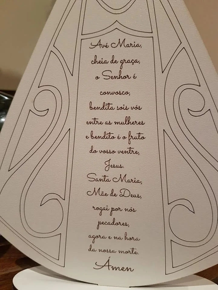 Peça decorativa com símbolos religiosos e elementos personalizados.