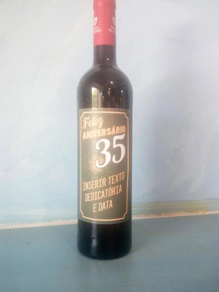 Peça personalizada para apresentar uma garrafa ou guardar rolhas e memórias de convívios.