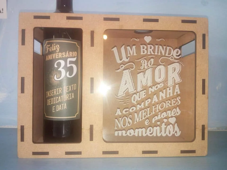 Peça personalizada para apresentar uma garrafa ou guardar rolhas e memórias de convívios.