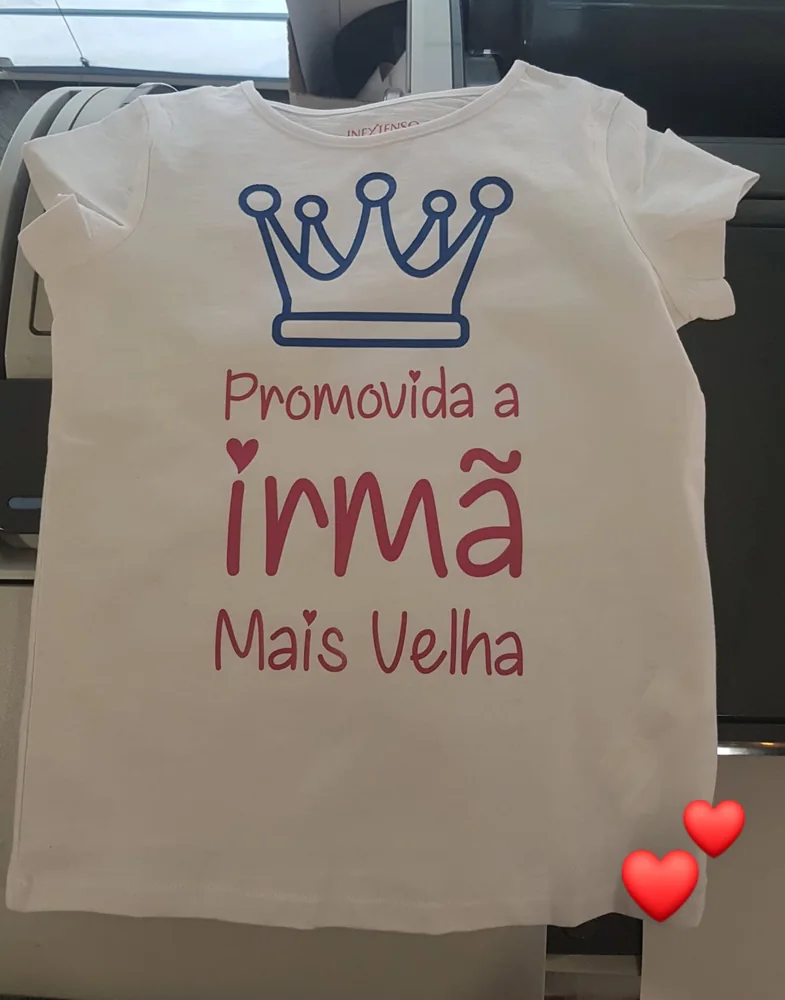 Peças de vestuário com nomes, imagens ou mensagens personalizadas.