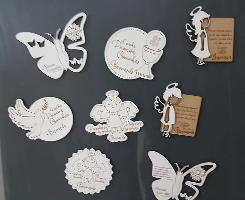 Pequenas peças com figuras e mensagens alusivas a uma cerimónia.