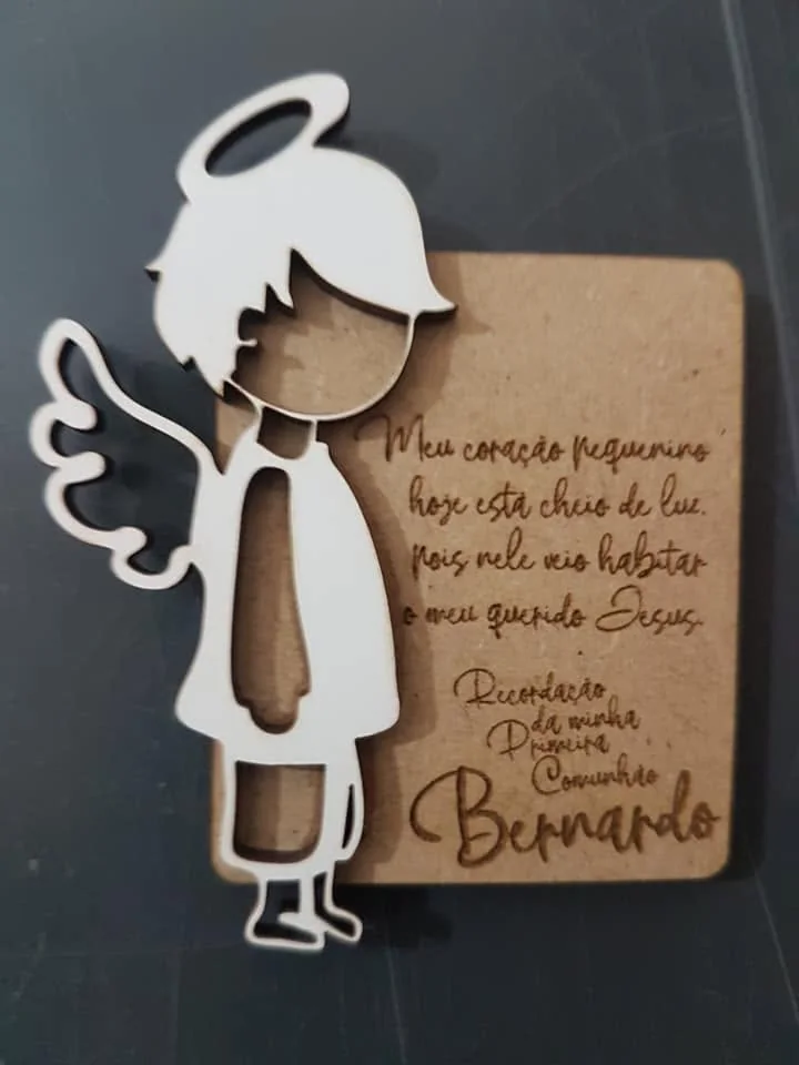 Peça com figura de anjo e uma mensagem personalizada.