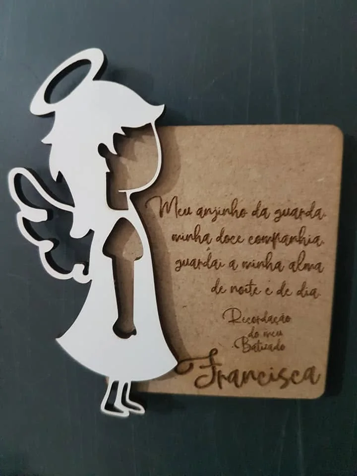 Peça com figura de anjo e uma mensagem personalizada.