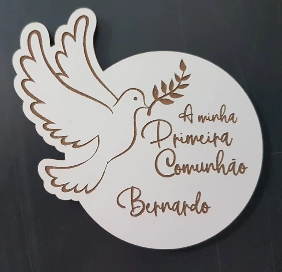 Peças com símbolos e mensagens alusivos à primeira comunhão.