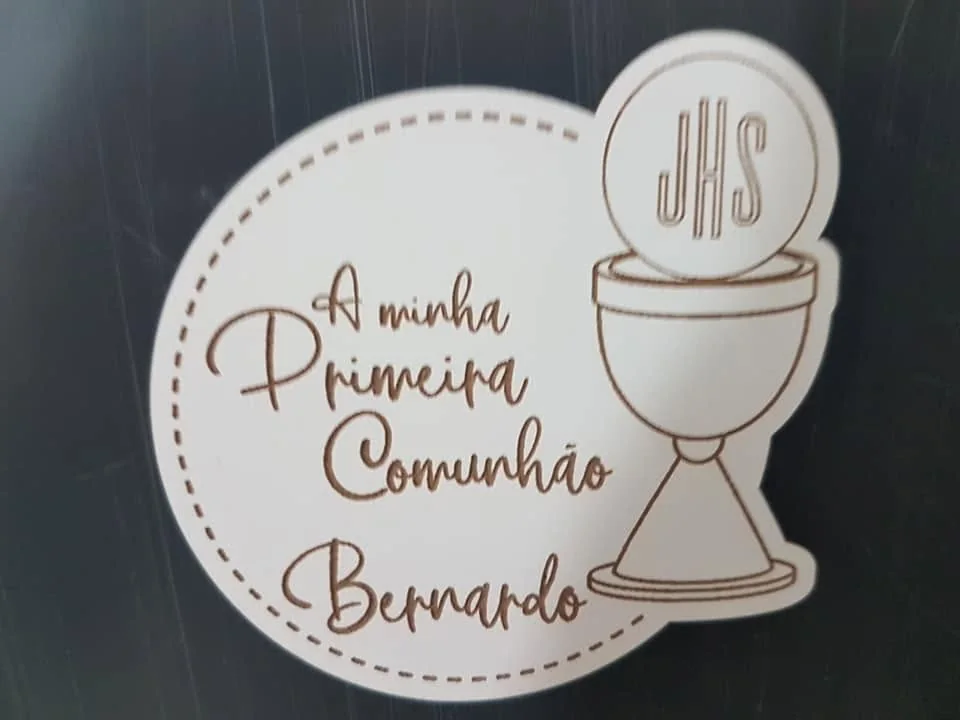 Peças com símbolos e mensagens alusivos à primeira comunhão.