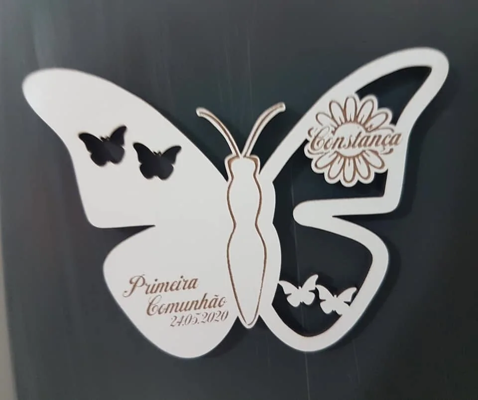 Peças com símbolos e mensagens alusivos à primeira comunhão.