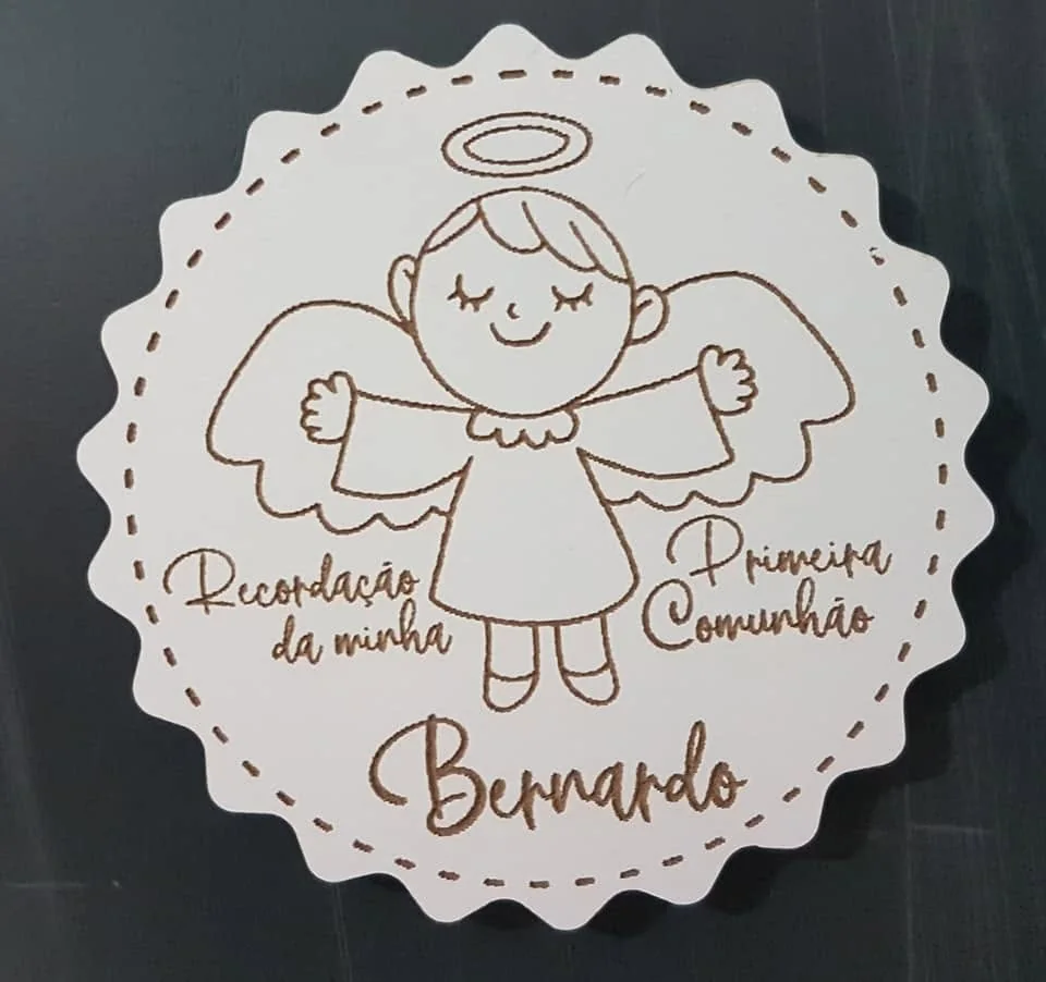 Peças com símbolos e mensagens alusivos à primeira comunhão.