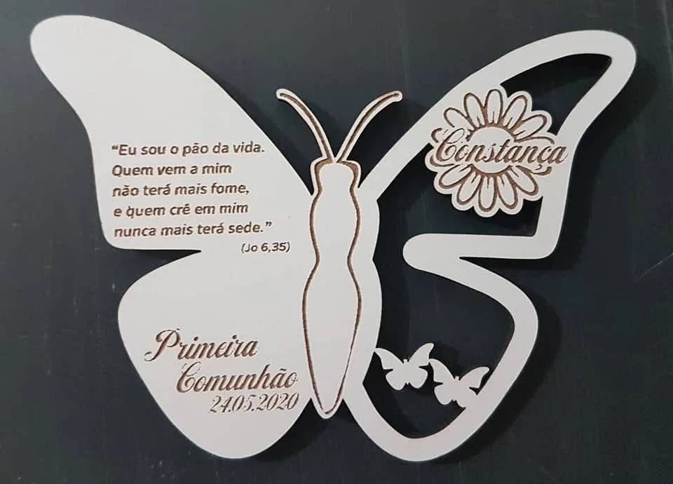 Peças com símbolos e mensagens alusivos à primeira comunhão.