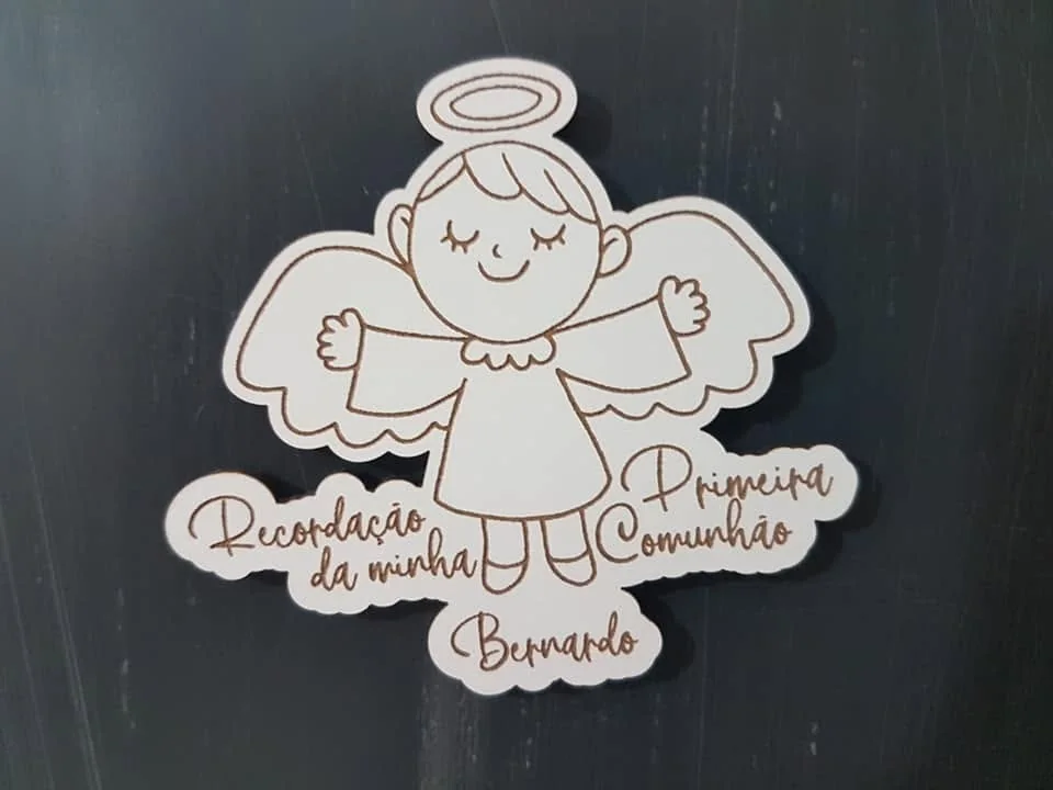 Peças com símbolos e mensagens alusivos à primeira comunhão.