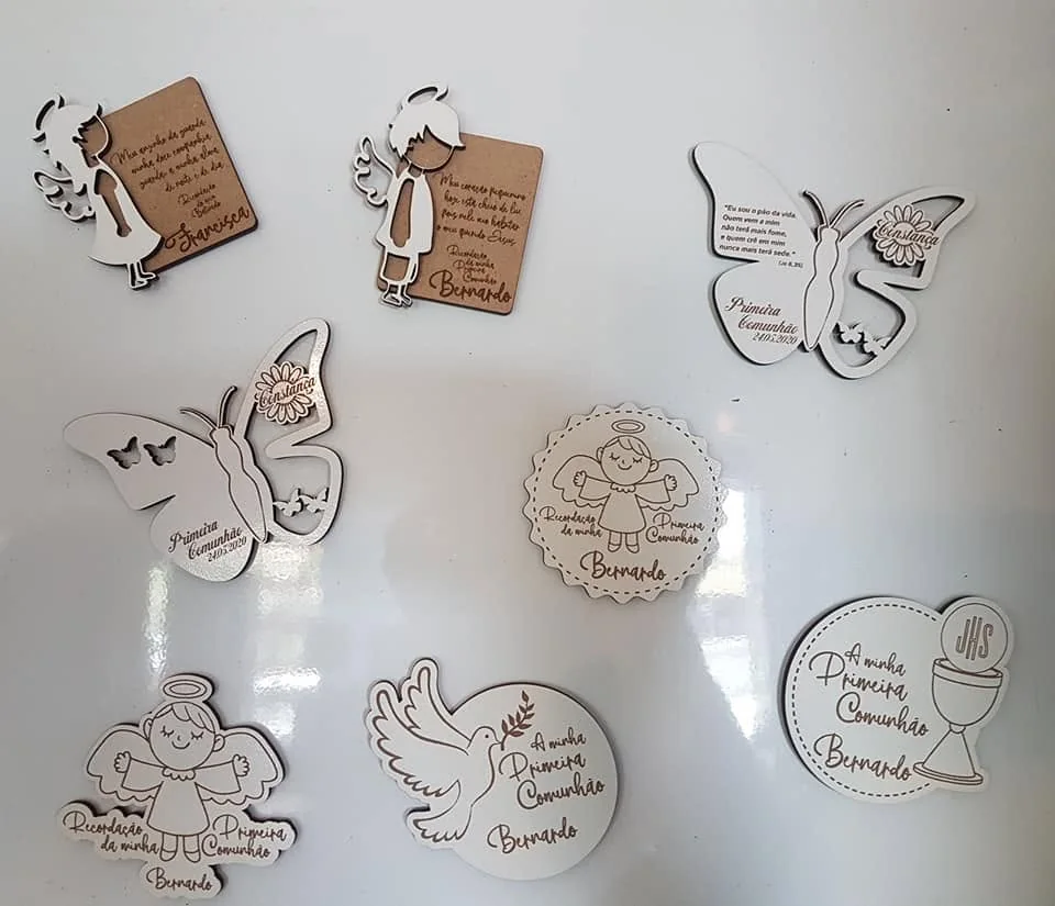 Pequenas peças com figuras e mensagens alusivas a uma cerimónia.