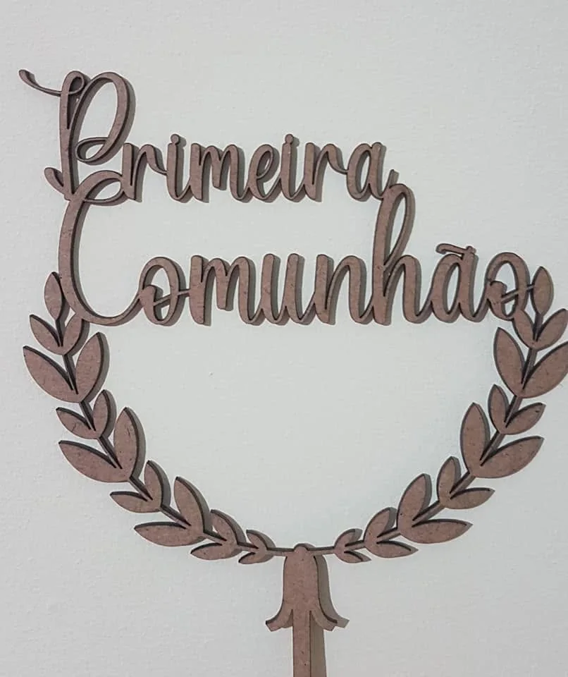 Peças com símbolos e mensagens alusivos à primeira comunhão.