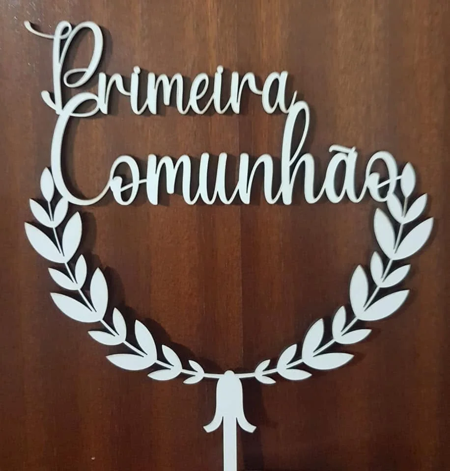 Peças com símbolos e mensagens alusivos à primeira comunhão.