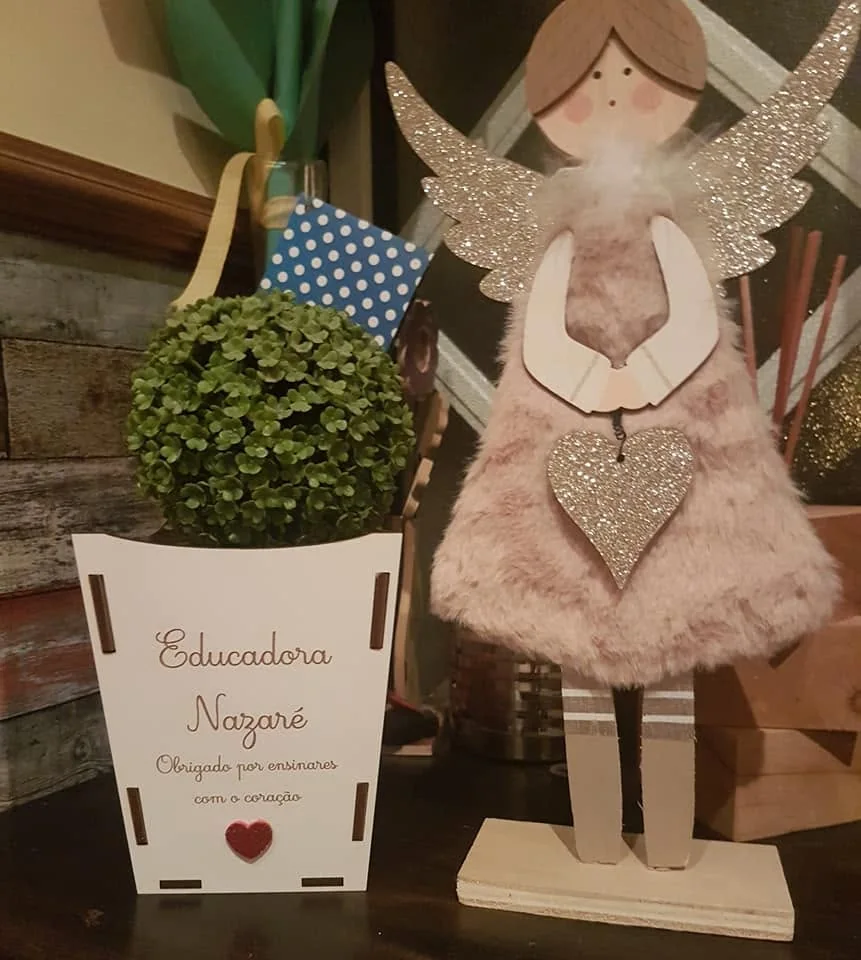 Vaso ou recipiente decorativo com mensagem personalizada.