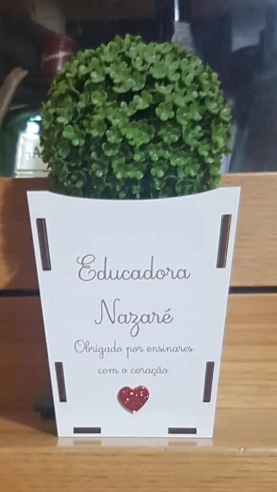 Vaso ou recipiente decorativo com mensagem personalizada.