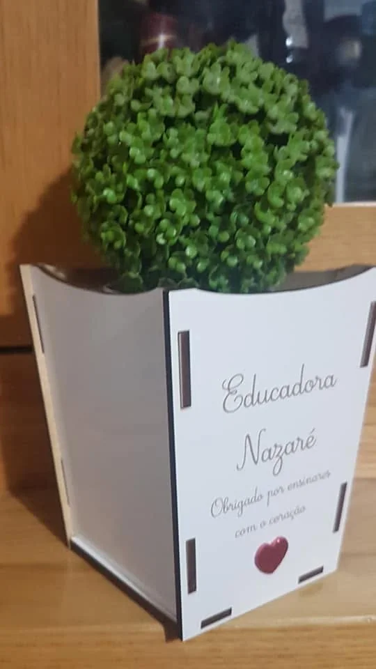 Vaso ou recipiente decorativo com mensagem personalizada.