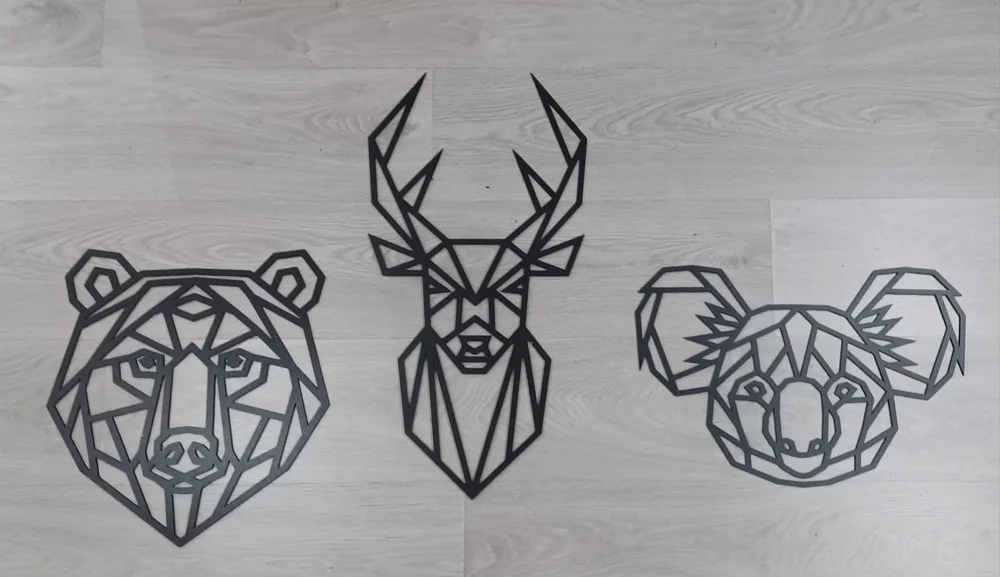 Peças com silhuetas e padrões geométricos para decoração de parede.