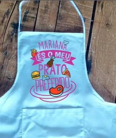 Artigos coordenados de cozinha com mensagens e ilustrações personalizadas.