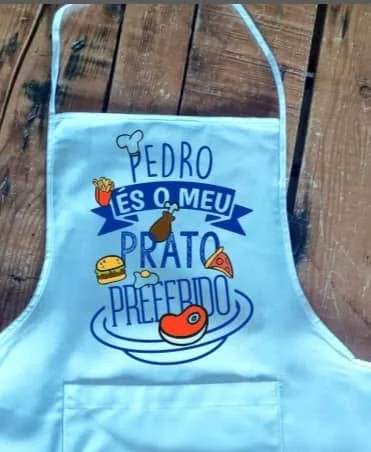 Artigos coordenados de cozinha com mensagens e ilustrações personalizadas.
