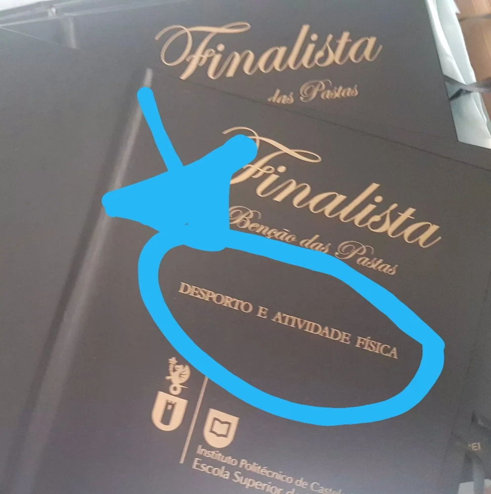 Pastas com personalização e fitas para assinalar a conclusão do percurso académico.