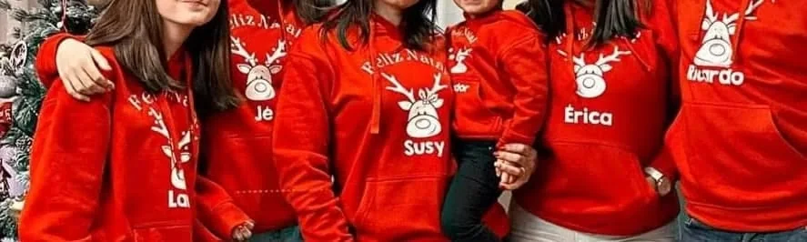 Peças de vestuário com nomes, imagens ou mensagens personalizadas.