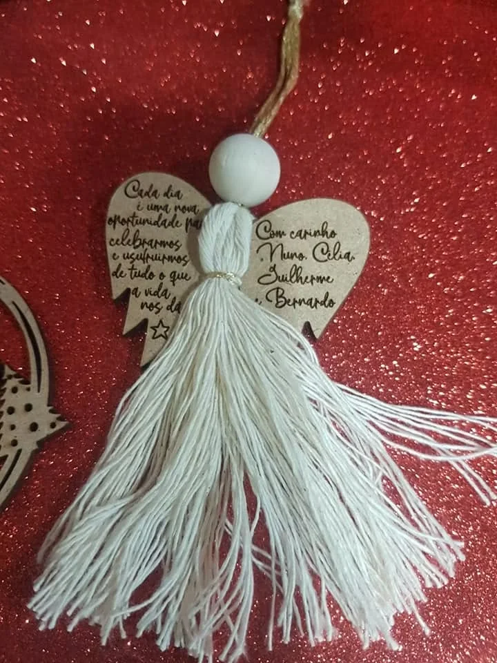 Peça personalizada com elementos pendentes, fios ou detalhes decorativos.