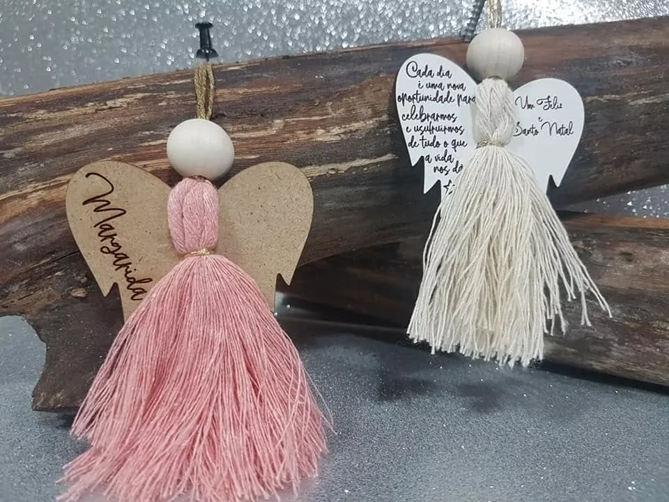 Peça personalizada com elementos pendentes, fios ou detalhes decorativos.