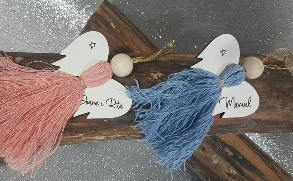 Peça personalizada com elementos pendentes, fios ou detalhes decorativos.