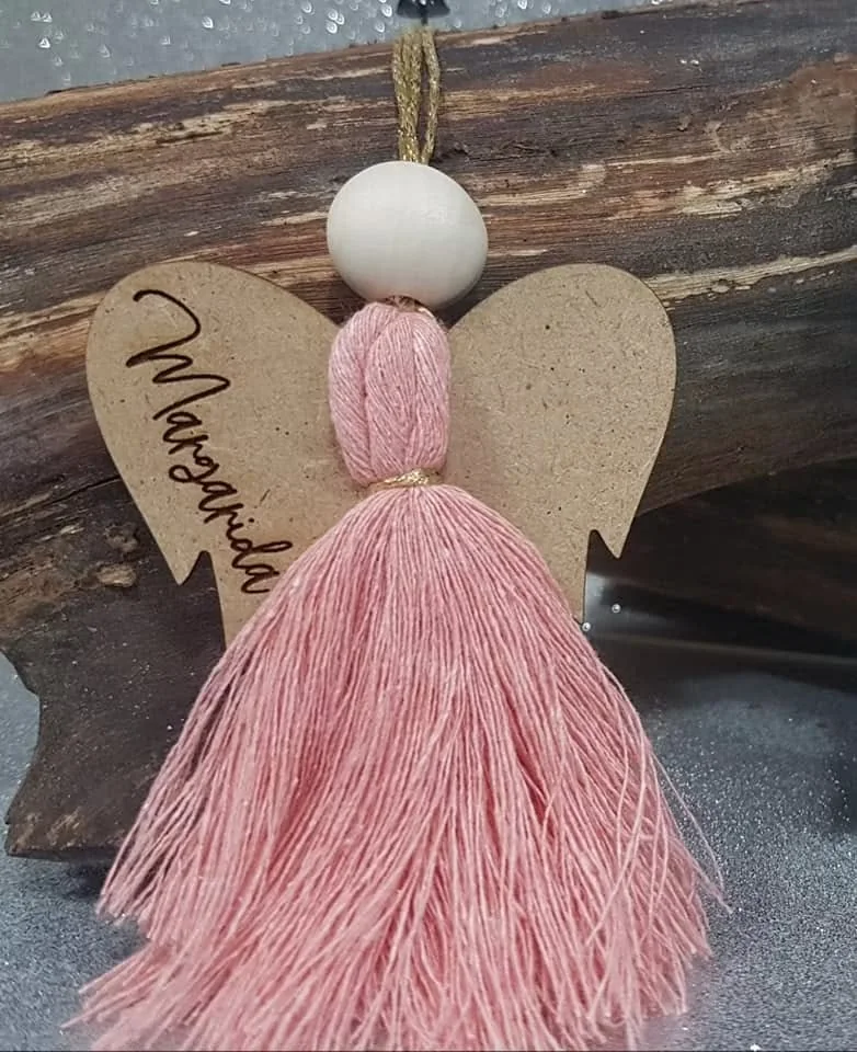 Peça personalizada com elementos pendentes, fios ou detalhes decorativos.