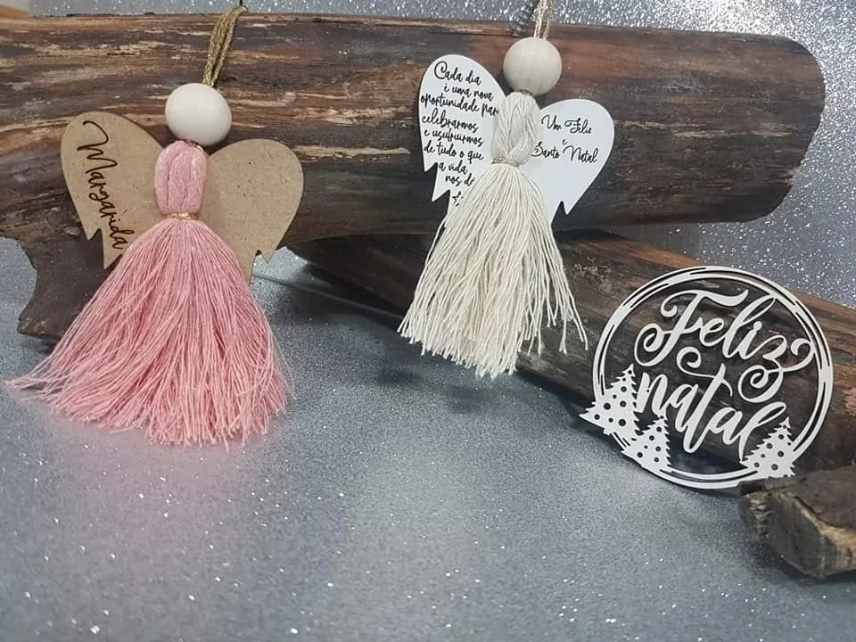 Peça personalizada com elementos pendentes, fios ou detalhes decorativos.