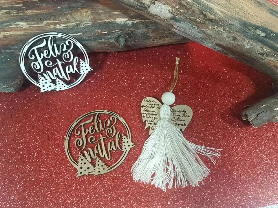 Peça personalizada com elementos pendentes, fios ou detalhes decorativos.