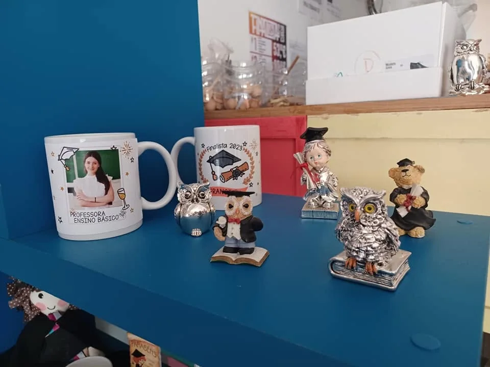 Canecas e pequenas lembranças personalizadas para celebrar a etapa de finalista.