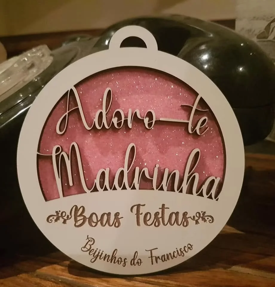 Enfeites com nomes, mensagens ou ilustrações para decorar a árvore e oferecer no Natal.