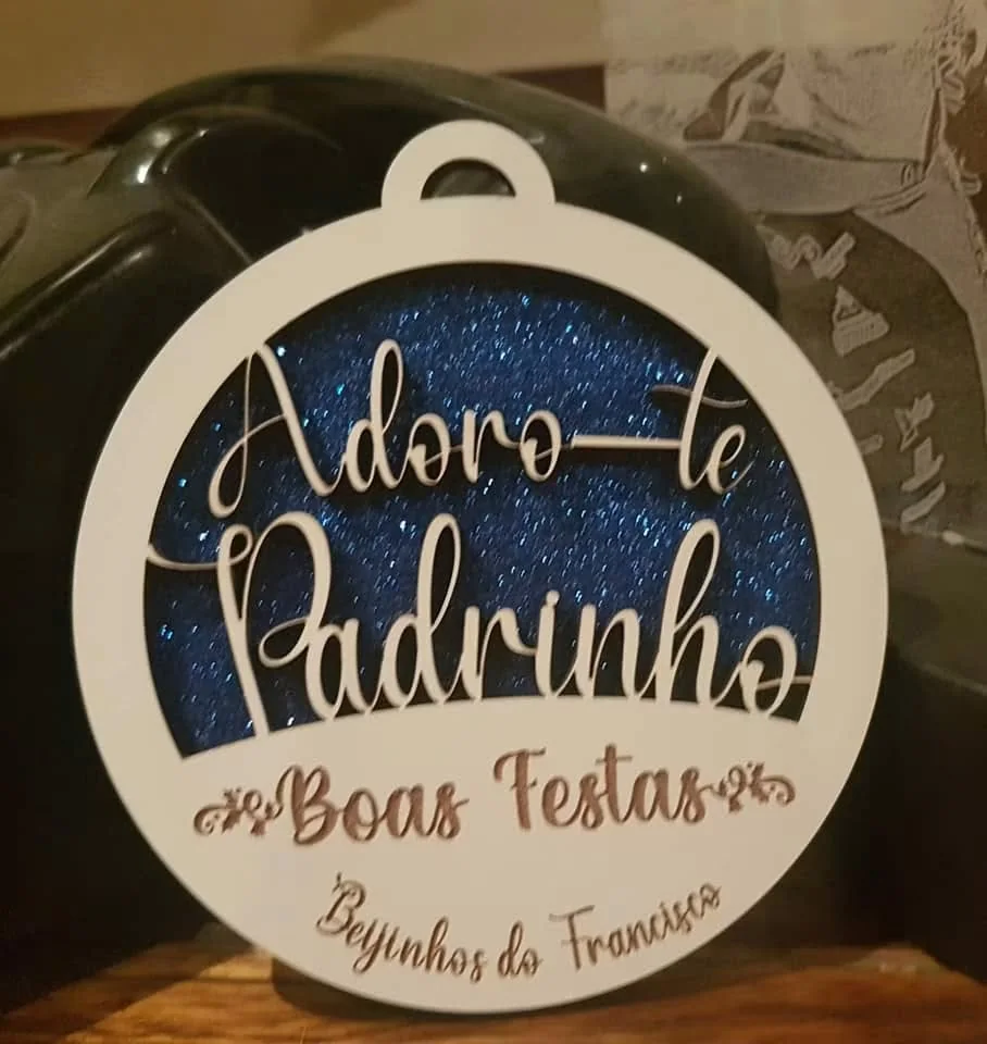 Enfeites com nomes, mensagens ou ilustrações para decorar a árvore e oferecer no Natal.