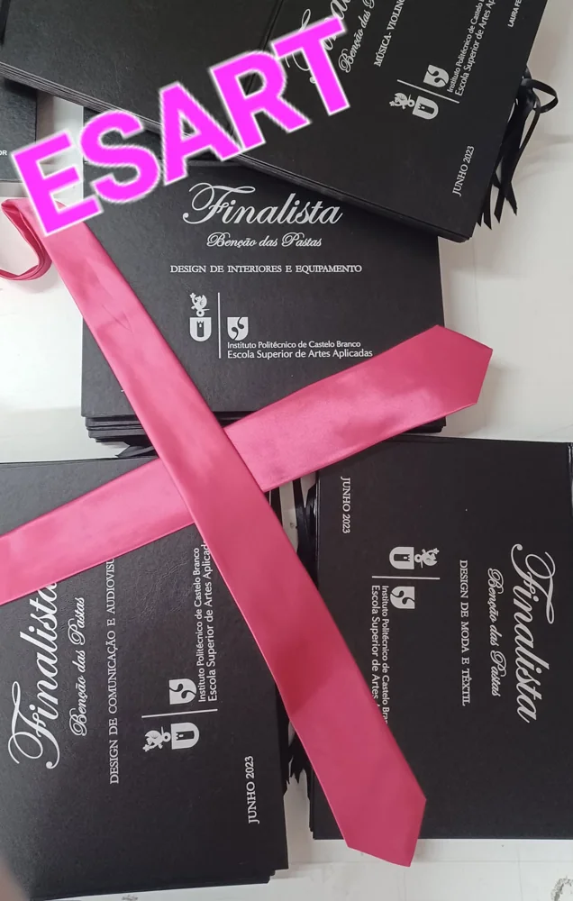 Pastas com personalização e fitas para assinalar a conclusão do percurso académico.