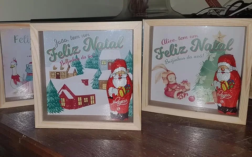 Moldura com espaço para fotografia e elementos personalizados para guardar uma memória.