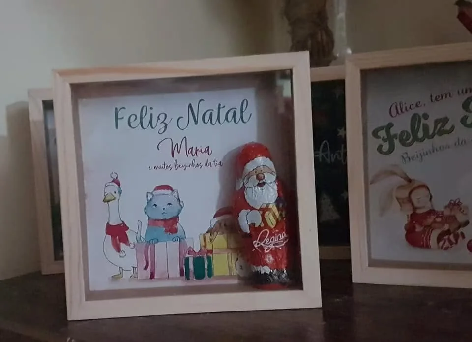 Moldura com espaço para fotografia e elementos personalizados para guardar uma memória.